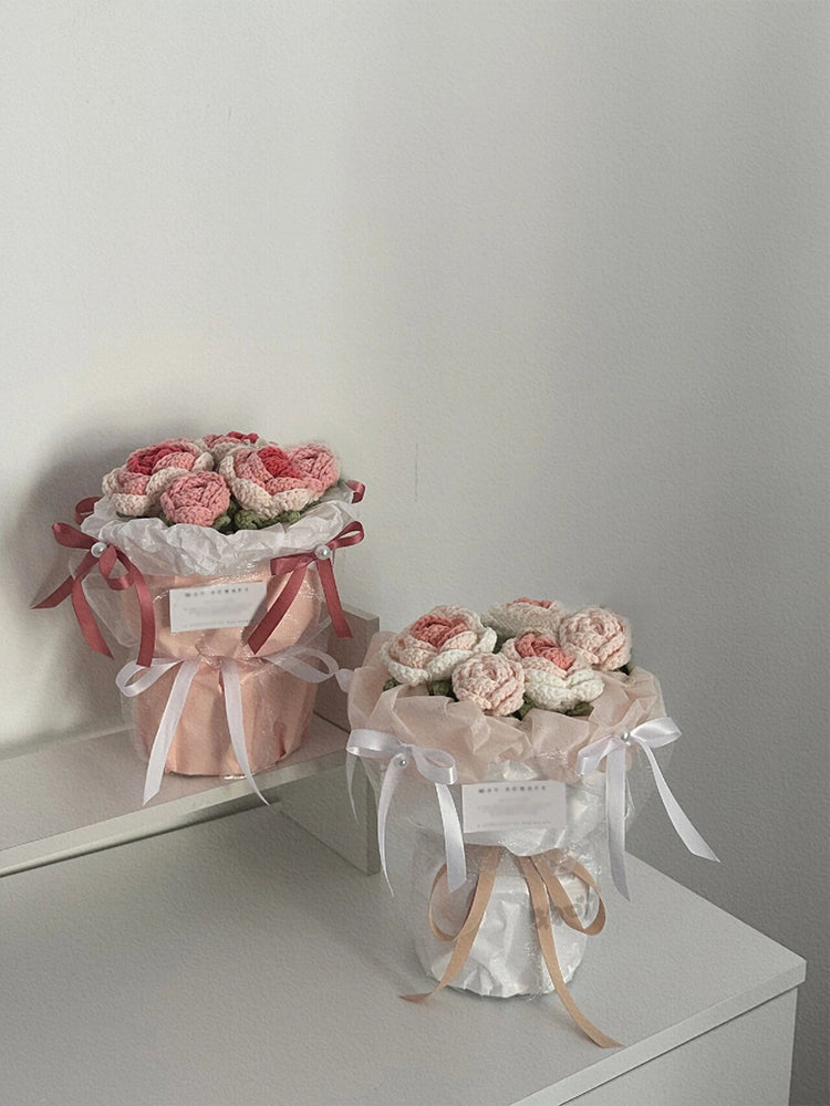 Finished small rose knitted bouquet