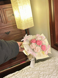 Finished small rose knitted bouquet